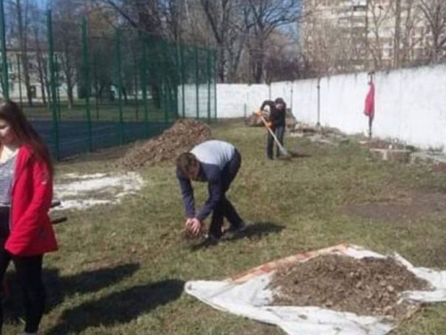 В Авдеевке приступили к обустройству спортплощадок (ФОТОФАКТ)