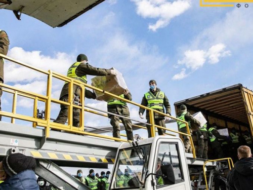 Фонд Рината Ахметова привез в Украину 300 000 экспресс-тестов на коронавирус