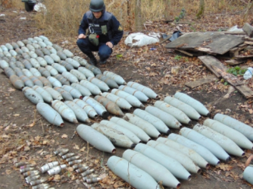 Возле трассы в Донецкой области обнаружена смертельно опасная находка (ВИДЕО)