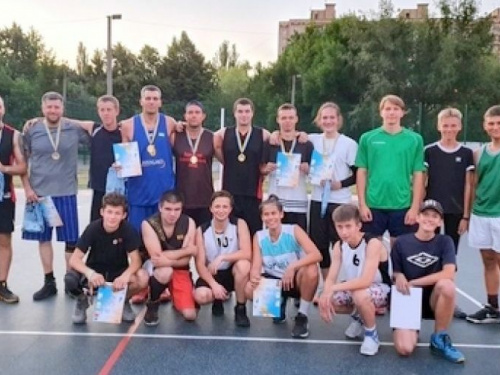 В Авдеевке прошел турнир по стритболу для взрослых и детей