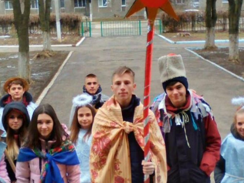В Авдіївці учні 7 школи влаштували святковий вертеп (ФОТО)