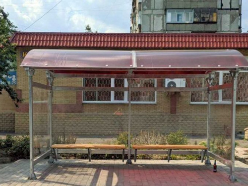 На улицах Авдеевки появились новые остановочные павильоны