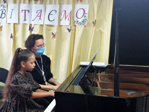 Авдеевская "музыкалка" пригласила школьников на лекцию-концерт об украинских композиторах