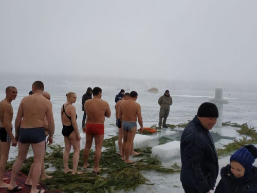ВИДЕО. Как жители и защитники Авдеевки  на Крещение в прорубь ныряли