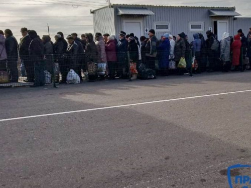 На КПВВ "Марьинка" из-за неразорвавшегося снаряда введен режим "красный"