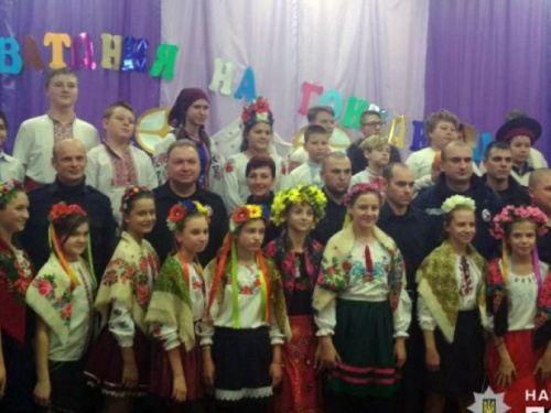 Школьники показали спектакль в Авдеевке (ФОТО)