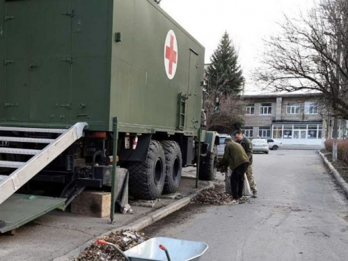 В Авдіївці військові та місцеві медики вийшли на суботник