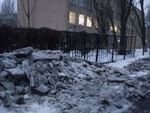 В Авдеевке обнажился асфальт (ФОТОФАКТ)