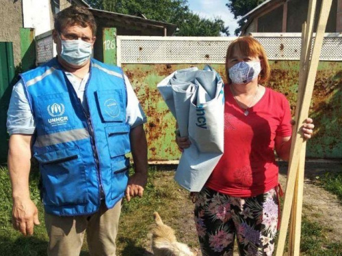 Пострадавшей от обстрела жительнице Авдеевки оказали помощь