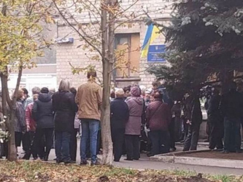 В Авдеевке люди бунтуют из-за повышения тарифов: фотофакт