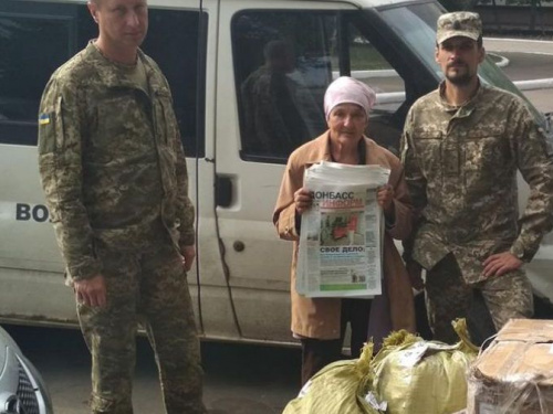 Авдеевские «симики» привезли военным - сетку, а гражданским - одежду