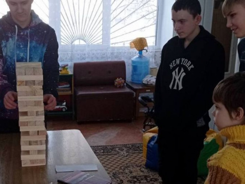 Пластуны Авдеевки научили воспитанников "Искорки" игре в "Дженгу"