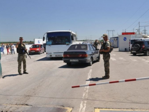У донбасских КПВВ образовались большие очереди и задержали компьютерную технику