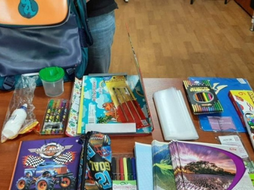 Представники благодійного фонду «Єдність за майбутнє» подарували авдіївським родинам рюкзаки з канцтоварами