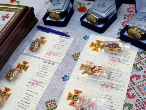 В Авдеевке поблагодарили спасателей, восстанавливающих разрушенные дома