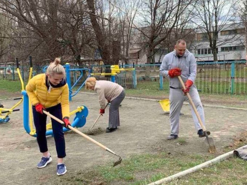 Працівники спортивних установ долучилися до прибирання Авдіївки
