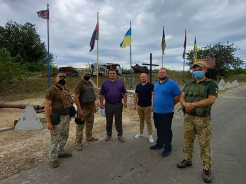 Коммунальщики Авдеевки благоустроили мемориал на «Промке»