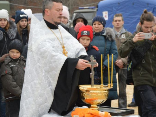 Сотни авдеевцев пришли окунуться в священную воду (ФОТОФАКТ)