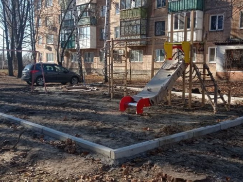 В рамках конкурса «Преобразим Авдеевку вместе!» в 9 квартале продолжается строительство детской площадки (ФОТОФАКТ)