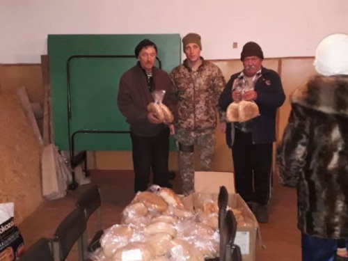 Елки, открытки, хлеб и информация: авдеевские «симики» поддержали военных и гражданских (ФОТО)