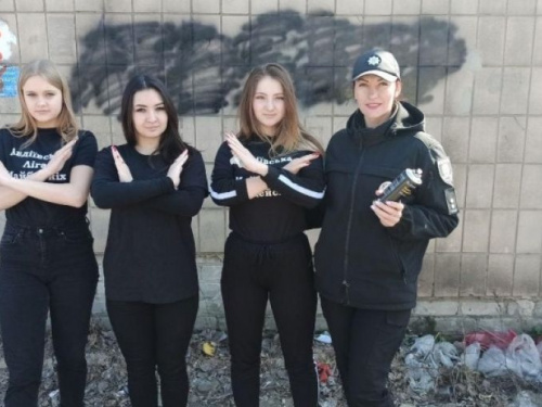 В Авдеевке правоохранители уничтожили рекламу наркотиков