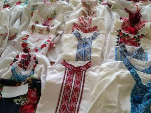 Школьники из Черкасской области передали 70 вышиванок своим ровесникам в Авдеевку