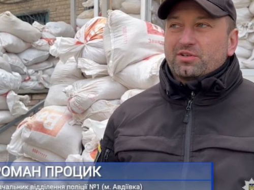 Поліцейські Авдіївки допомагають громадянам під кулями окупантів (ВІДЕО)