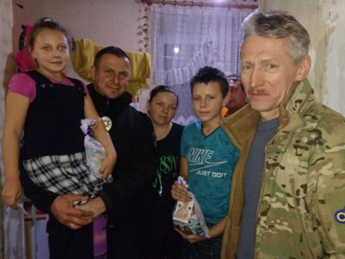 Волонтеры из Львова привезли в Авдеевку новогодние подарки для детей из многодетных семей