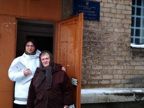 Волонтеры  помогли оставшейся без квартиры семье в Авдеевке оформить "переселенческую" помощь и пенсии