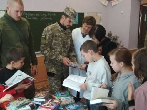 Детям и воинам доставили помощь авдеевские «симики»