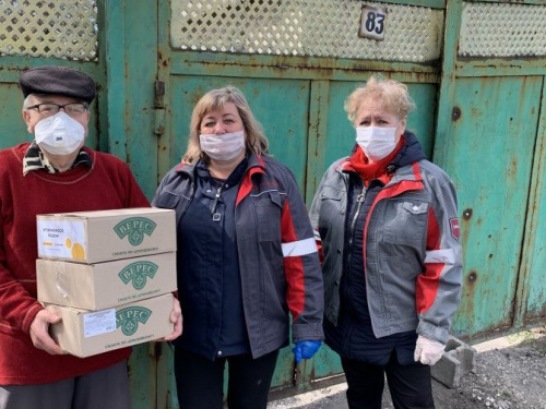 Одинокие ветераны-коксохимики получили продуктовые наборы от Метинвеста и Фонда Вадима Новинского