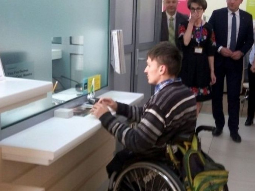 Людям с инвалидностью хотят разрешить внеочередное обслуживание в кассах