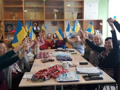 Пожилые люди Авдеевки создали «цепь единения»