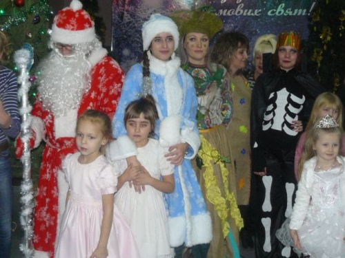 Авдеевка: детям льготных категорий подарили сказку и лакомства (ФОТО)