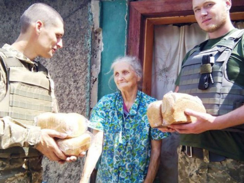Авдеевские "Симики" доставили жителям прифронтовых сел воду, хлеб и врачей (ФОТО)
