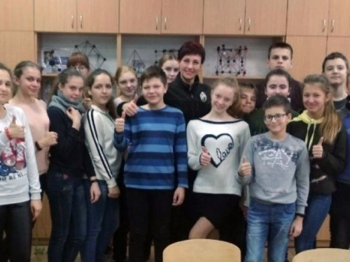 В школах Авдеевки полицейские провели уроки о правах детей