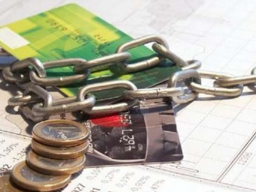 Удержание долгов с зарплат и пенсий украинцев: сколько могут забирать ежемесячно