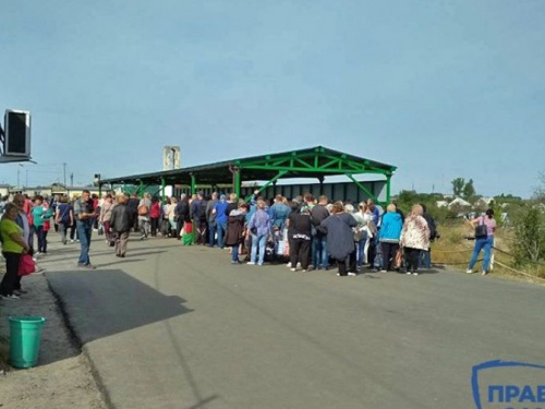 Пожилая женщина получила перелом бедра в толпе на одном из КПВВ на Донбассе