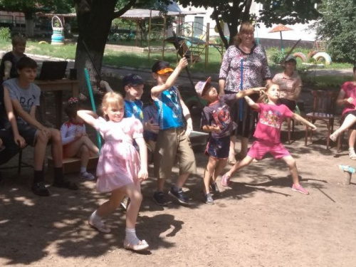 Конкурсы, танцы, лакомства: в Авдеевке особенным детям устроили незабываемый праздник (ФОТО)