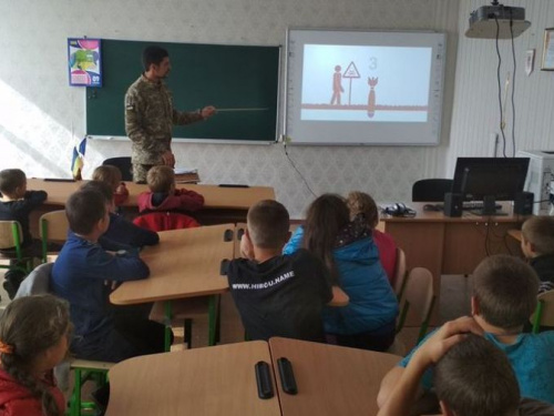 Авдеевские «симики» рассказали школьникам о боеприпасах (ФОТО)