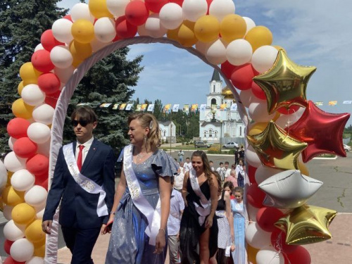 Состоялся первый в истории Авдеевки грандиозный, общегородской выпускной бал для старшеклассников