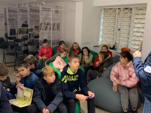 В Авдіївці напередодні Дня захисника і захисниці України школяри відвідали Народний музей історії міста