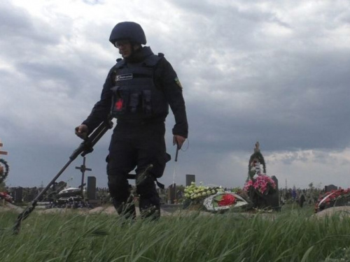 Поминальные дни: в Авдеевке пиротехники проверяли кладбища, а коммунальщики готовили дополнительные рейсы