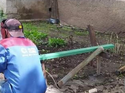 В Авдіївці повним ходом йдуть роботи з ремонту лав біля баготоповерхівок та у місцях  відпочинку 