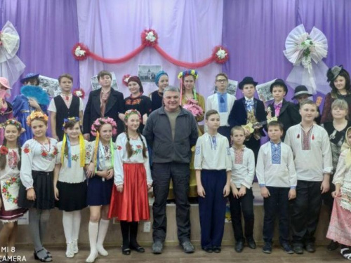 Дети поставили в Авдеевке спектакль «За двумя зайцами» (ФОТО + ВИДЕО)