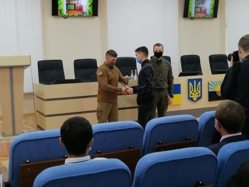В Авдеевке вручили ключи от квартиры юноше, который  лишился родителей