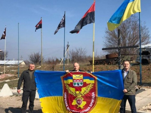 На Мемориале защитникам Авдеевской промзоны подняли флаг 92-й бригады (ФОТО)