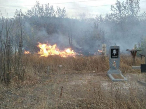 В Авдеевке ликвидировали пожар возле кладбища