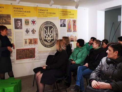 В Авдеевке пользуется успехом выставка о гербе Украины (ФОТО)