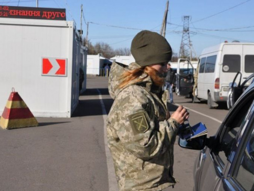 У КПВВ «Майорское» с утра собралось почти 100 авто